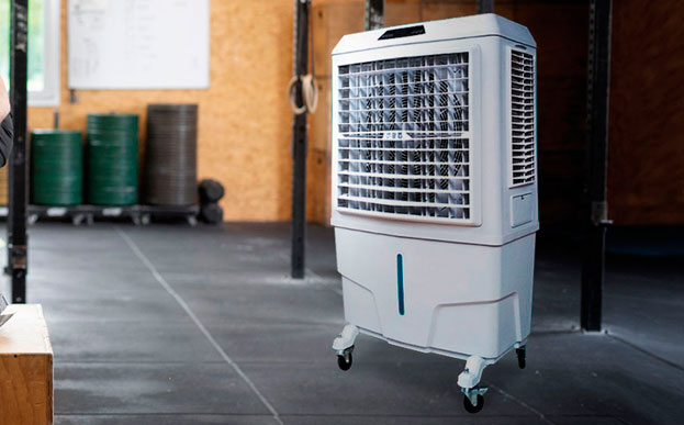 Foto ilustrativa de um climatizador evaporativo do lado de fora de um galpão