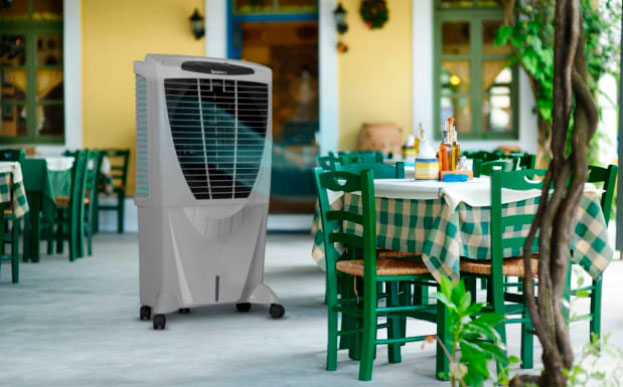 Foto ilustrativa de um climatizador evaporativo sendo utilizado em um restaurante